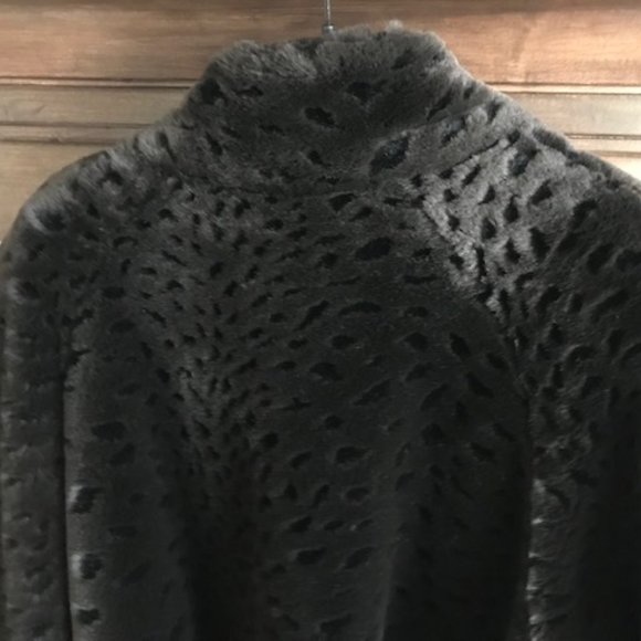 Dark brown faux fur swing coat with a leopard print. - Picture 5 of 5